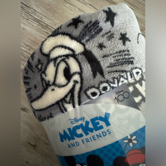 Disney Mickey & Friends Oversized Plush Throw Blanket - Picture 6 of 9